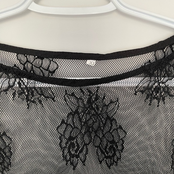 💕3/20$ NWOT Mesh and Lace Long Sleeve Top - Picture 4 of 5